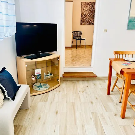 Sunny Elza 2 Hvar Town