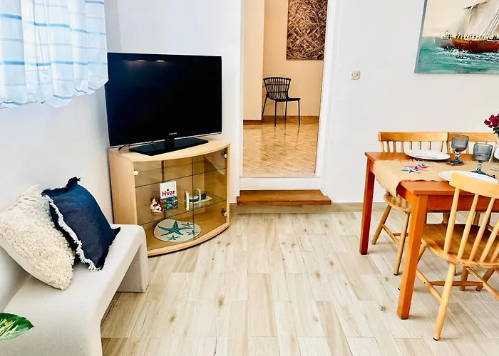 Sunny Elza 2 Hvar Town