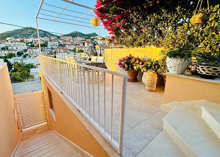 Sunny Elza 2 Hvar Town